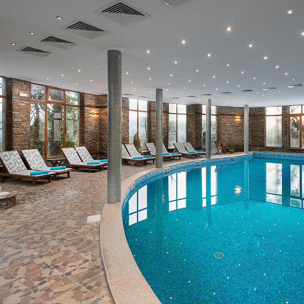 Indoor swimming pool with mineral water in the hotel Spa Club Bor Velingrad