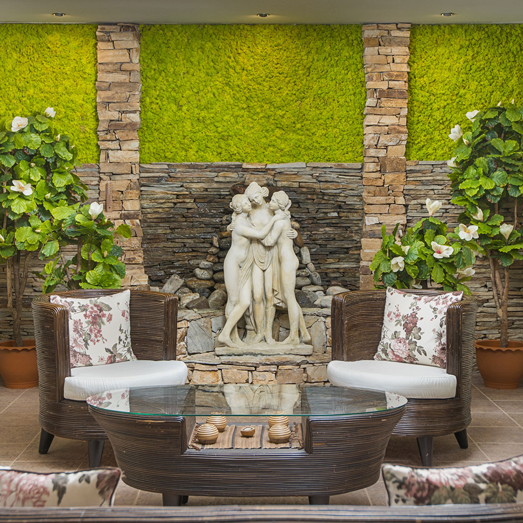 Wellness area with indoor and outdoor pool with mineral water, jacuzzi, Moroccan steam bath, sauna, relaxation area, fitness