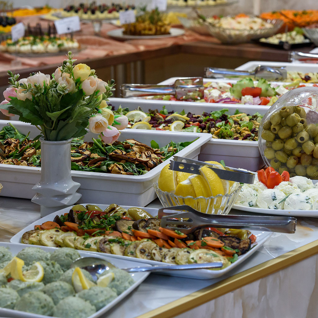 Разнообразие на вкусни ястия за закуска и вечеря в хотел СПА Клуб Бор Велинград